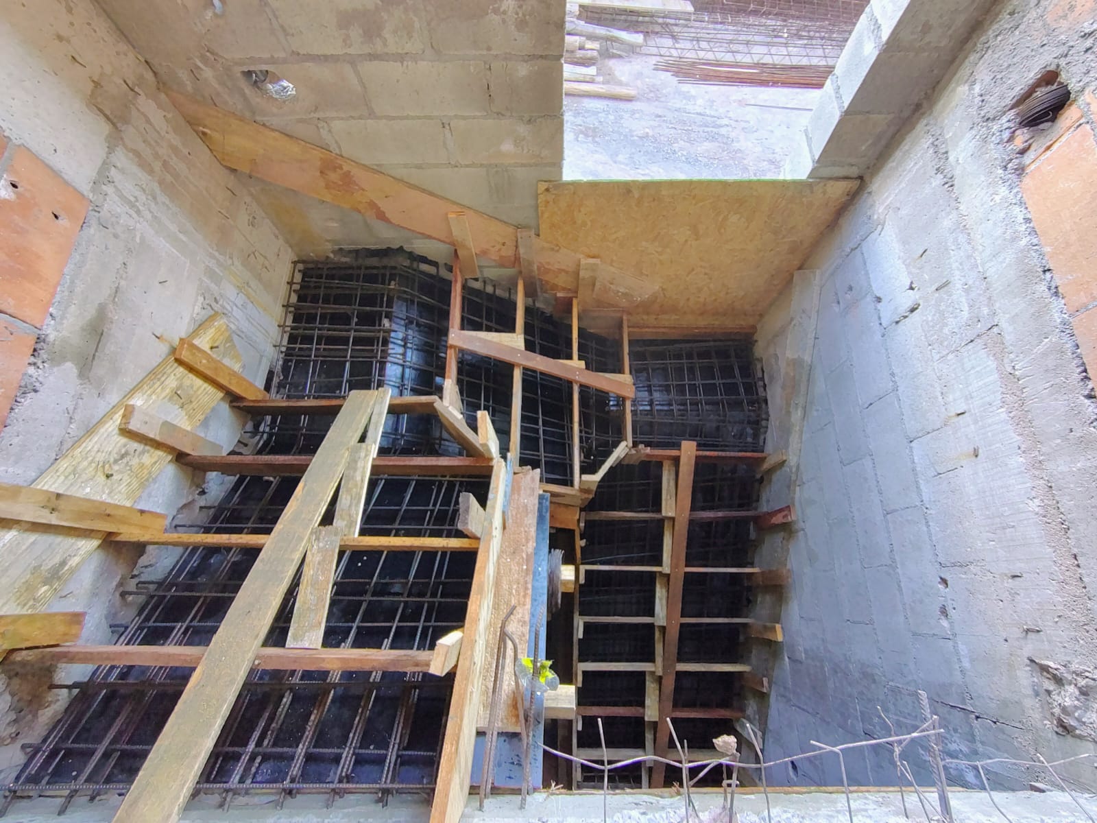 Formas e ferragem estrutural em obra da JM Construindo Sonhos